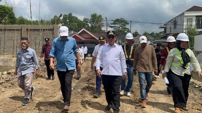 Wakil Wali Kota Balikpapan, Bagus Susetyo saat meninjau pembangunan saluran drainase sekunder di kawasan Balikpapan Baru, pada hari Rabu (24/9/2025). Foto: BorneoFlash/Niken Sulastri