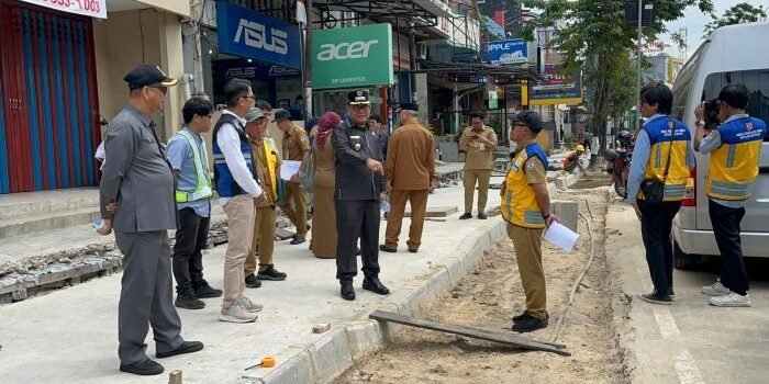 Wakil Wali Kota Balikpapan, Bagus Susetyo saat meninjau peningkatan drainase dan pembangunan trotoar di Jalan Ahmad Yani, pada Selasa (23/9/2025). Foto: BorneoFlash/Niken Sulastri