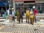 Wakil Wali Kota Balikpapan, Bagus Susetyo saat meninjau peningkatan drainase dan pembangunan trotoar di Jalan Ahmad Yani, pada Selasa (23/9/2025). Foto: BorneoFlash/Niken Sulastri