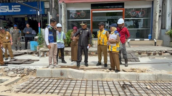 Wakil Wali Kota Balikpapan, Bagus Susetyo saat meninjau peningkatan drainase dan pembangunan trotoar di Jalan Ahmad Yani, pada Selasa (23/9/2025). Foto: BorneoFlash/Niken Sulastri