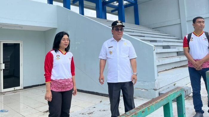 Wakil Wali Kota Balikpapan, H. Bagus Susetyo Saat Meninjau Salah satu gedung di Balikpapan Tennis Stadium. Foto: BorneoFlash/Niken Sulastri