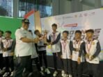 Wakil Wali Kota Balikpapan, H. Bagus Susetyo, menyerahkan piala kepada SSB Bebanir atas keberhasilan meraih gelar Runner Up Kejuaraan Nasional Forum Sepak Bola Sekolah Indonesia (Fossbi) 2025. Foto: BorneoFlash/Niken Sulastri