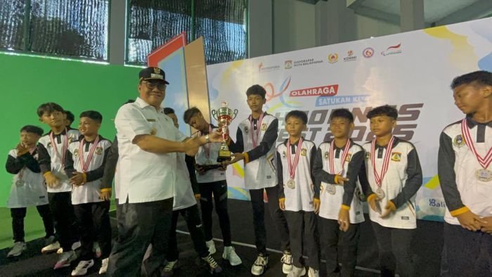 Wakil Wali Kota Balikpapan, H. Bagus Susetyo, menyerahkan piala kepada SSB Bebanir atas keberhasilan meraih gelar Runner Up Kejuaraan Nasional Forum Sepak Bola Sekolah Indonesia (Fossbi) 2025. Foto: BorneoFlash/Niken Sulastri