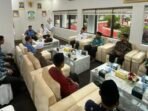 Wakil Wali Kota Balikpapan, H. Bagus Susetyo saat menerima kunjungan Kepala Kementerian Agama Balikpapan, Masrivani, di Balai Kota Balikpapan, pada hari Senin (29/9/2025). Foto: BorneoFlash/Niken Sulastri
