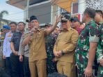 Wali Kota Balikpapan, H Rahmad Mas’ud menemui Aliansi Barak saat aksi unjuk rasa di depan Kantor DPRD Balikpapan, pada Senin (1/9/2025). Foto: BorneoFlash/Niken Sulastri