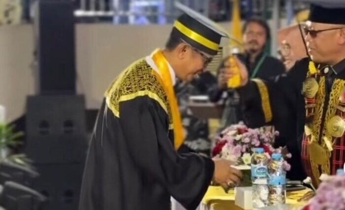 Wali Kota Balikpapan, H. Rahmad Mas’ud saat melaksanakan Wisuda Program Doktor, di Universitas Mulawarman (Unmul) Samarinda, pada Sabtu (20/9/2025). Foto: BorneoFlash/Ist