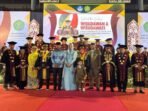Wali Kota Balikpapan, H. Rahmad Mas’ud Foto Bersama Usai Melaksanakan Wisuda Program Doktor Didampingi Keluarga dan Rektorat Universitas Mulawarman (Unmul) Samarinda, pada Sabtu (20/9/2025). Foto: BorneoFlash/Ist