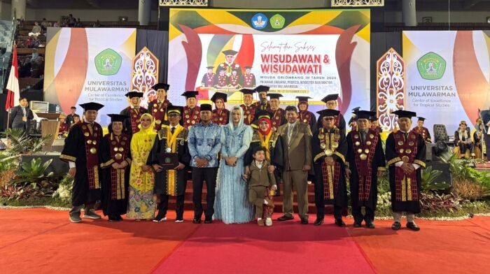 Wali Kota Balikpapan, H. Rahmad Mas’ud Foto Bersama Usai Melaksanakan Wisuda Program Doktor Didampingi Keluarga dan Rektorat Universitas Mulawarman (Unmul) Samarinda, pada Sabtu (20/9/2025). Foto: BorneoFlash/Ist