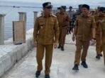 Wali Kota Balikpapan, H. Rahmad Mas’ud saat meninjau jembatan di kawasan margasari Kecamatan Balikpapan Barat, Pada Senin (15/9/2025). Foto: BorneoFlash/Niken Sulastri