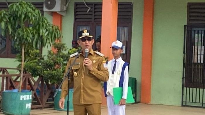 Wali Kota Balikpapan Wali Kota Balikpapan, H. Rahmad Mas'ud saat mengunjungi SMP Negeri 25 Balikpapan yang berlokasi di kawasan atas air, pada Senin (15/9/2025). Foto: BorneoFlash/Niken Sulastri