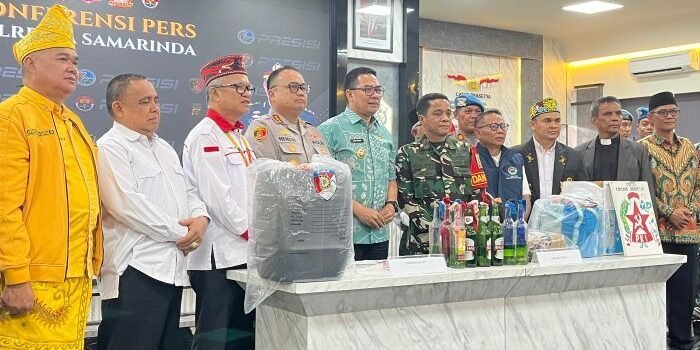 Wali kota Samarinda, Andi Harun, saat menghadiri konferensi pers di Polresta Samarinda, pada Senin (1/9/2025). Foto: BorneoFlash/Nur Ainunnisa