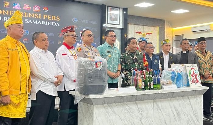 Wali kota Samarinda, Andi Harun, saat menghadiri konferensi pers di Polresta Samarinda, pada Senin (1/9/2025). Foto: BorneoFlash/Nur Ainunnisa