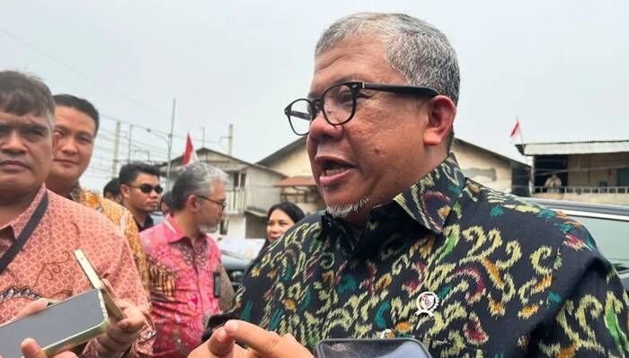 Wakil Menteri Perumahan dan Kawasan Permukiman (Wamen PKP) Fahri Hamzah menjawab pertanyaan awak media di temui seusai pencanangan pra kerja sama dalam Program Pembangunan 3 Juta Rumah di Indonesia di Jakarta, Rabu (17/9/2025). FOTO : ANTARA/Harianto