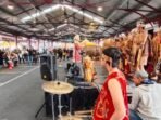 Dalam acara Festival Kuliner dan Kerajinan Nusantara "Taste of Indonesia" yang digelar di Victoria Market, tim Muhibah Angklung dari Jawa Barat tampil membawakan pertunjukan, Melbourne, Australia (31/8/2025). Foto: ANTARA/HO-Tim Muhibah Angklung