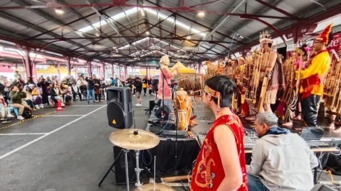 Dalam acara Festival Kuliner dan Kerajinan Nusantara "Taste of Indonesia" yang digelar di Victoria Market, tim Muhibah Angklung dari Jawa Barat tampil membawakan pertunjukan, Melbourne, Australia (31/8/2025). Foto: ANTARA/HO-Tim Muhibah Angklung