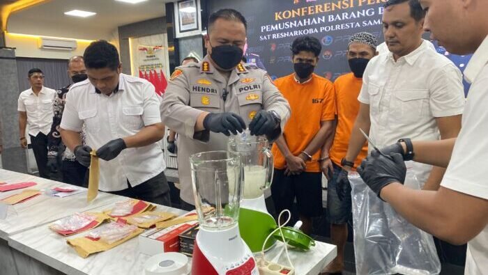Kapolresta Samarinda, Kombes Pol Hendri Umar, saat memimpin pemusnahan barang bukti sabu seberat 2.025 gram di Mapolresta Samarinda, Rabu (3/9/2024). Foto: BorneoFlash.com/Nur Ainunnisa Kapolresta Samarinda, Kombes Pol Hendri Umar, saat memimpin pemusnahan barang bukti sabu seberat 2.025 gram di Mapolresta Samarinda, Rabu (3/9/2024). Foto: BorneoFlash.com/Nur Ainunnisa