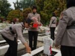 Dalam rangka memperingati Hari Ulang Tahun ke-77 Polisi Wanita (Polwan), Polwan Polda Kalimantan Timur (Kaltim) menggelar kegiatan ziarah dan tabur bunga di Taman Makam Pahlawan Dharma Agung, Balikpapan, pada Rabu (3/9/2025). Foto: HO/Humas Polda Kaltim