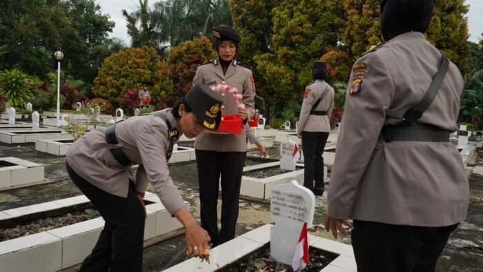 Dalam rangka memperingati Hari Ulang Tahun ke-77 Polisi Wanita (Polwan), Polwan Polda Kalimantan Timur (Kaltim) menggelar kegiatan ziarah dan tabur bunga di Taman Makam Pahlawan Dharma Agung, Balikpapan, pada Rabu (3/9/2025). Foto: HO/Humas Polda Kaltim Dalam rangka memperingati Hari Ulang Tahun ke-77 Polisi Wanita (Polwan), Polwan Polda Kalimantan Timur (Kaltim) menggelar kegiatan ziarah dan tabur bunga di Taman Makam Pahlawan Dharma Agung, Balikpapan, pada Rabu (3/9/2025). Foto: HO/Humas Polda Kaltim