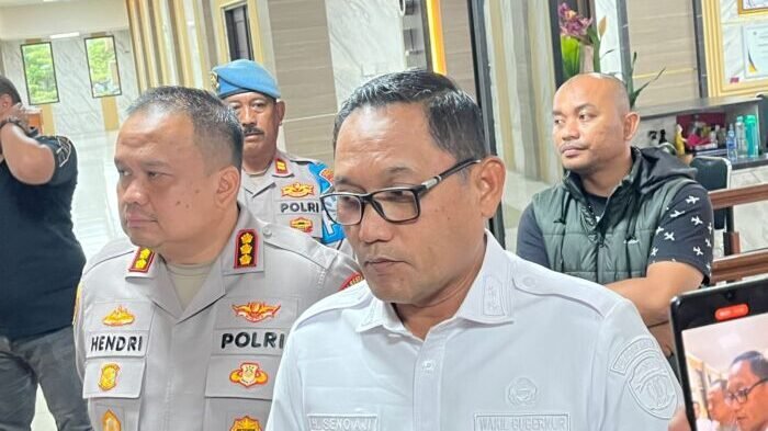 Wakil Gubernur Kaltim, Seno Aji, memberikan keterangan pers usai menemui mahasiswa di Polresta Samarinda. Foto: BorneoFlash.com/Nur Ainunnisa