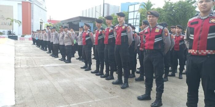 Kapolresta Balikpapan, memimpin apel di halaman Polresta Balikpapan dengan tegas mengingatkan seluruh personel untuk menghindari pelanggaran sekecil apa pun demi menjaga citra dan integritas institusi Polri (8/9/2025). Foto: HO/Humas Polresta Balikpapan