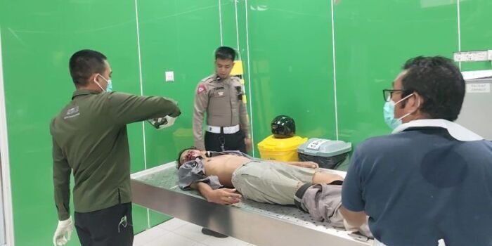 Insiden yang terjadi tepat di depan Masjid Al Muhajirin sekitar pukul 12.00 Wita ini merenggut nyawa seorang buruh, Arie Gerry Prasada (45), setelah sepeda motornya bertabrakan dengan motor lain. Foto: HO/Humas Polresta Balikpapan