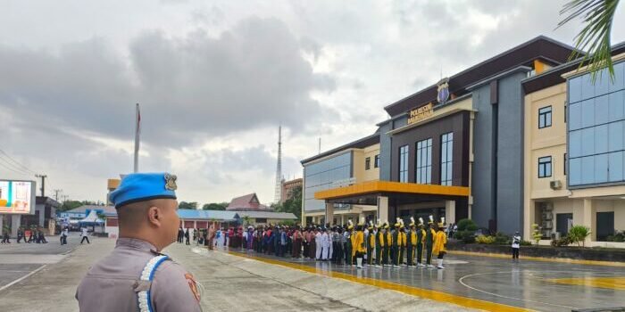 Suasana semarak dan penuh semangat mewarnai Lapangan Apel Mapolresta Balikpapan pagi ini pada Lomba Gerak Jalan antar Pelajar se-Kota Balikpapan, dalam rangka memperingati Hari Ulang Tahun (HUT) Lalu Lintas Bhayangkara ke-70 yang diselenggarakan oleh Satuan Lalu Lintas (Satlantas) Polresta Balikpapan (21/9/2025). Foto: HO/Humas Polresta Balikpapan