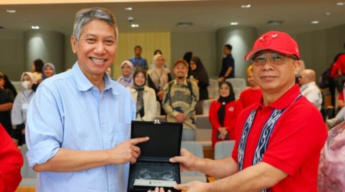 Sekretaris Otorita IKN Bimo Adi Nursanthyasto (kiri) dan Dekan Fakultas Vokasi Prodi K3 Universitas Balikpapan Iwan Zulfikar di Kantor Otorita IKN, Nusantara pada Minggu (21/09/2025). Foto: Humas Otorita IKN
