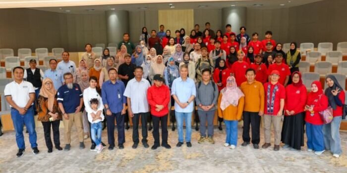 Jajaran Otorita IKN berfoto bersama rombongan Fakultas Vokasi Universitas Balikpapan bersama Asosiasi Perguruan Tinggi K3 Indonesia di Kantor Otorita IKN, Nusantara, pada Minggu (21/09/2025). Foto: Humas Otorita IKN