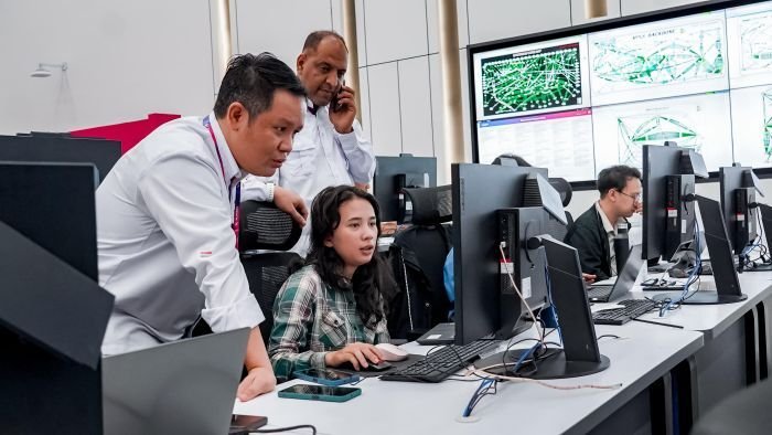 Sand Frans Cisco Nainggolan, NOC XLSMART (kiri) bersama Waqas Malik, Group Head Service Operation Management XLSMART saat melakukan koordinasi dengan tim CE & SOC untuk memastikan efektivitas operasional jaringan tetap optimal di tengah proses integrasi di Customer Experience & Service Operation Center – CE & SOC, Gedung XLSMART Bumi Serpong Damai (BSD) City, Tangerang Selatan. Foto: HO/XLSMART