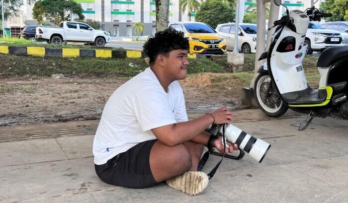 Ragil (21), fotografer freelance yang rutin memotret aktivitas olahraga di Teras Samarinda dan GOR Kadrie Oening, Sempaja. Foto: BorneoFlash/Nur Ainunnisa Ragil (21), fotografer freelance yang rutin memotret aktivitas olahraga di Teras Samarinda dan GOR Kadrie Oening, Sempaja. Foto: BorneoFlash/Nur Ainunnisa