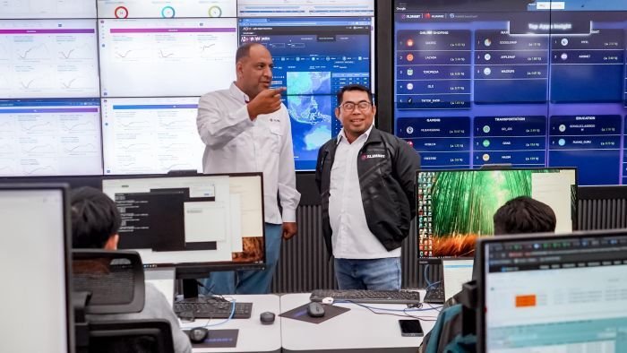 Group Head Service Operation Management XLSMART, Waqas Malik (kiri) bersama Network Ops XLSMART, Agus Rohmat (kanan) saat melakukan koordinasi di Customer Experience & Service Operation Center – CE & SOC, Gedung XLSMART Bumi Serpong Damai (BSD) City, Tangerang Selatan. Foto: HO/XLSMART