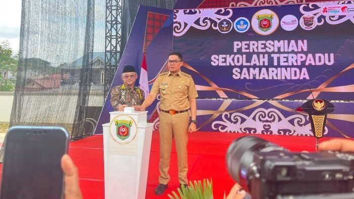 Menteri Pendidikan Dasar dan Menengah (Mendikdasmen) RI, Abdul Mu’ti bersama Wali Kota Samarinda, Andi Harun, meresmikan Sekolah Terpadu, pada Selasa (30/9/2025). Foto: BorneoFlash/Nur Ainunnisa