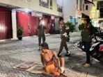 Aparat Satpol PP Kaltim bersama Satpol PP Kota Samarinda dan Dinas Perhubungan Kota Samarinda saat melaksanakan operasi penertiban, pada Rabu malam (10/9/2025). Foto: BorneoFlash/Nur Ainunnisa