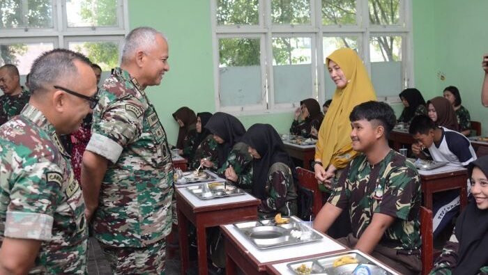 Pangdam VI/Mulawarman Mayjen TNI Rudy Rachmat Nugraha, S.I.P., M.Sc., Saat Meninjau SMA Kartika V-1 Balikpapan menjadi lokasi pelaksanaan Launching Operasional SPPG TNI yang digelar serentak, pada Jumat (26/09/2025). Foto: HO/Pendam VI/Mlw
