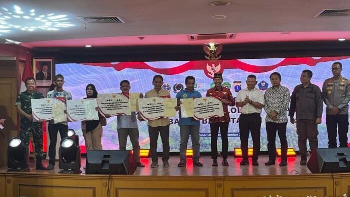 Penyerahan sertipikat tanah kepada masyarakat penerima manfaat reforma agraria di Kabupaten Penajam Paser Utara (PPU), Kalimantan Timur, di Kantor Bupati PPU, pada Kamis (25/9/2025). Foto: BorneoFlash/Niken Sulastri