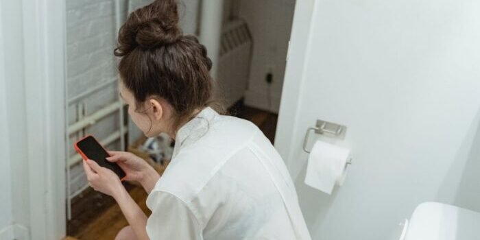 Ilustrasi. Main HP Saat BAB, Kebiasaan Sepele yang Bisa Bikin Wasir. Foto: Pexels
