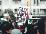 Masyarakat melakukan aksi protes atas tindakan Israel terhada Gaza di sebuah jalan. Foto: Pexels/Mohammed Abubakr