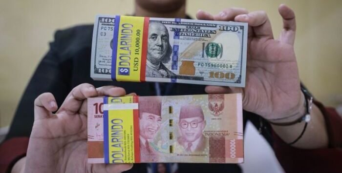 Mata uang Dolar dan Rupiah. Foto: ANTARA/Dhemas Reviyanto/sgd Mata uang Dolar dan Rupiah. Foto: ANTARA/Dhemas Reviyanto/sgd