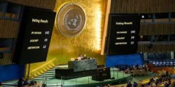 Sidang Umum Perserikatan Bangsa-Bangsa (PBB) di markas besarnya di New York, Amerika Serikat, mengadopsi sebuah rancangan resolusi. Resolusi tersebut mendukung Deklarasi New York mengenai Penyelesaian Damai Isu Palestina dan Implementasi Solusi Dua Negara