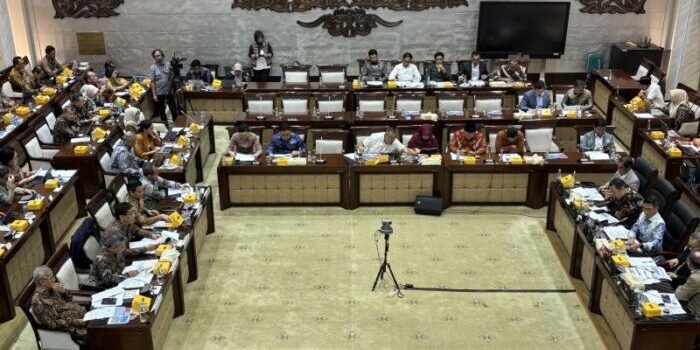 Komisi XI Dewan Perwakilan Rakyat (DPR) RI mengadakan Rapat Kerja dengan Kementerian Keuangan di Jakarta, Rabu (10/9/2025). Foto: ANTARA/Imamatul Silfia