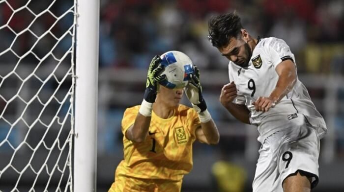 Dalam pertandingan kualifikasi Grup J Piala Asia U-23 2026 yang berlangsung di Stadion Gelora Delta Sidoarjo, Jawa Timur, pada Selasa (9/9/2025), penjaga gawang Timnas Korea Selatan U-23, Moon Hyunho, berhasil menangkap bola, menggagalkan sundulan dari pesepak bola Timnas Indonesia U-23, Jens Raven. Di akhir pertandingan, Indonesia kalah dari Korea Selatan dengan skor 0-1. Foto: ANTARA/Sigid Kurniawan Dalam pertandingan kualifikasi Grup J Piala Asia U-23 2026 yang berlangsung di Stadion Gelora Delta Sidoarjo, Jawa Timur, pada Selasa (9/9/2025), penjaga gawang Timnas Korea Selatan U-23, Moon Hyunho, berhasil menangkap bola, menggagalkan sundulan dari pesepak bola Timnas Indonesia U-23, Jens Raven. Di akhir pertandingan, Indonesia kalah dari Korea Selatan dengan skor 0-1. Foto: ANTARA/Sigid Kurniawan