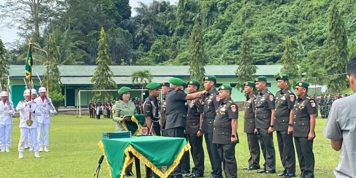 Kodam VI/Mulawarman melaksanakan upacara serah terima jabatan di Lapangan Upacara Mayonif 611/Awang Long, Jalan Soekarno Hatta KM 2,5 Loa Janan. Foto: BorneoFlash/Nur Ainunnisa