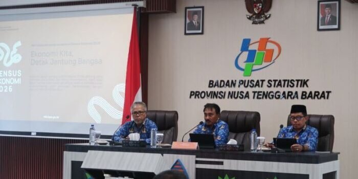 Wahyudin, Kepala BPS NTB saat memberikan keterangan perkembangan daerah di Kantor BPS NTB, Kota Mataram, Nusa Tenggara Barat (1/10/2025). Foto: ANTARA/Sugiharto Purnama