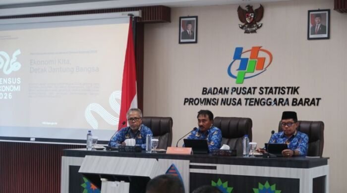 Wahyudin, Kepala BPS NTB saat memberikan keterangan perkembangan daerah di Kantor BPS NTB, Kota Mataram, Nusa Tenggara Barat (1/10/2025). Foto: ANTARA/Sugiharto Purnama
