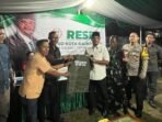 Anggota DPRD Kota Balikpapan, Halili Adinegara saat menyerahkan jaket secara simbolis kepada warga Anggota DPRD Kota Balikpapan, Halili Adinegara saat menyerahkan jaket secara simbolis kepada warga, usai Kegiatan Reses masa sidang III tahun 2025 di lingkungan RT 28 Kelurahan Gunung Samarinda, Kecamatan Balikpapan Utara, pada Minggu Malam (19/10/2025). Foto: BorneoFlash/Ardian