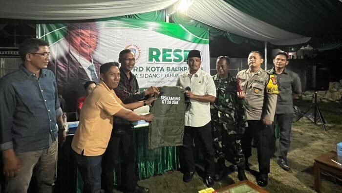 Anggota DPRD Kota Balikpapan, Halili Adinegara saat menyerahkan jaket secara simbolis kepada warga Anggota DPRD Kota Balikpapan, Halili Adinegara saat menyerahkan jaket secara simbolis kepada warga, usai Kegiatan Reses masa sidang III tahun 2025 di lingkungan RT 28 Kelurahan Gunung Samarinda, Kecamatan Balikpapan Utara, pada Minggu Malam (19/10/2025). Foto: BorneoFlash/Ardian