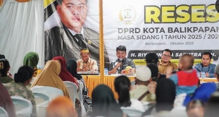 Anggota DPRD Kota Balikpapan, Riyan Indra Saputra saat menggelar reses di RT 68 Kelurahan Muara Rapak, Balikpapan Utara, pada Selasa (21/10/2025) malam. Foto: BorneoFlash/IST