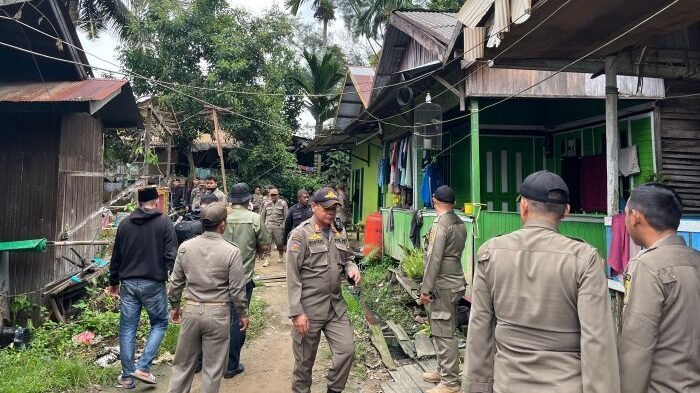 Aparat Satpol PP Kota Samarinda bersama tim gabungan saat melaksanakan penertiban bangunan di lahan milik pemerintah di Kelurahan Baqa, Kecamatan Samarinda Seberang. Foto: BorneoFlash/Nur Ainunnisa