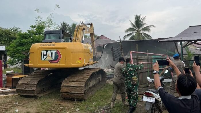 Aparat Satpol PP Kota Samarinda bersama tim gabungan saat melaksanakan penertiban bangunan di lahan milik pemerintah di Kelurahan Baqa, Kecamatan Samarinda Seberang. Foto: BorneoFlash/Nur Ainunnisa