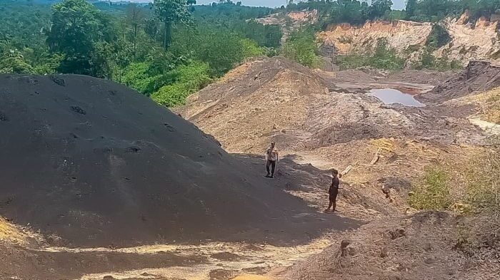 Area hutan lindung Bukit Tengkorak di Desa Sukomulyo, Kabupaten Penajam Paser Utara, Kalimantan Timur, tampak rusak akibat aktivitas tambang ilegal yang mengambil batu bara dan pasir. Foto diambil pada Senin, 29 September 2025. Foto: HO/Humas Otorita IKN